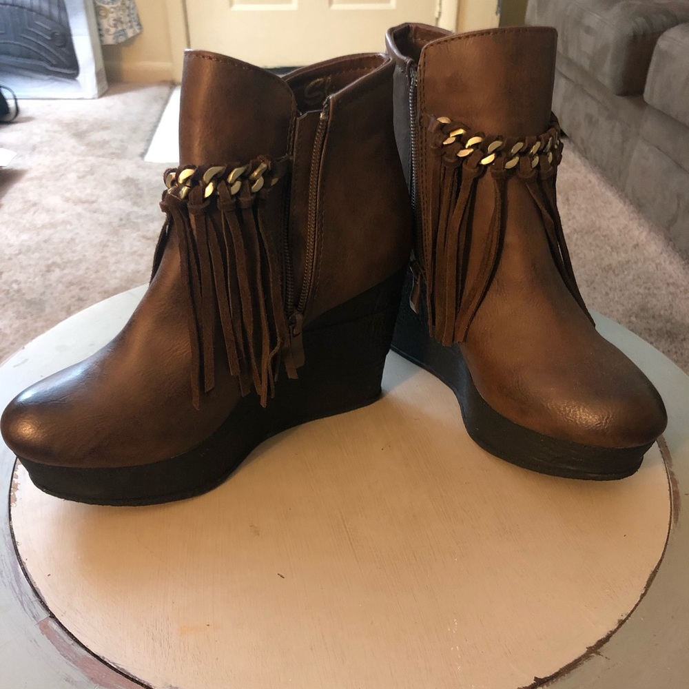 Sbicca Brown Fringe Ankle Booties with Gold Chain